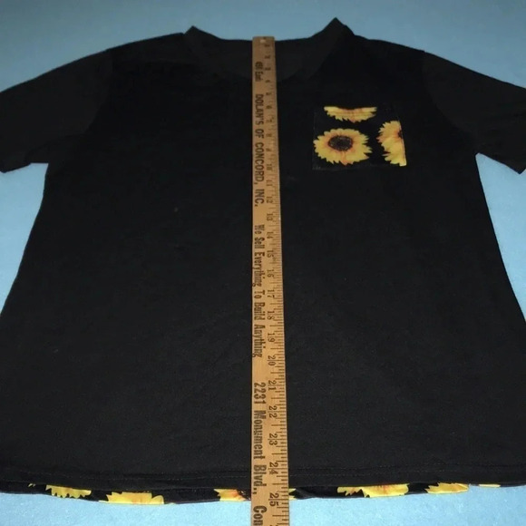 Sunflower print top with chest pocket short sleeve NEW size L 🌻Host Pick🌻 - Picture 7 of 9